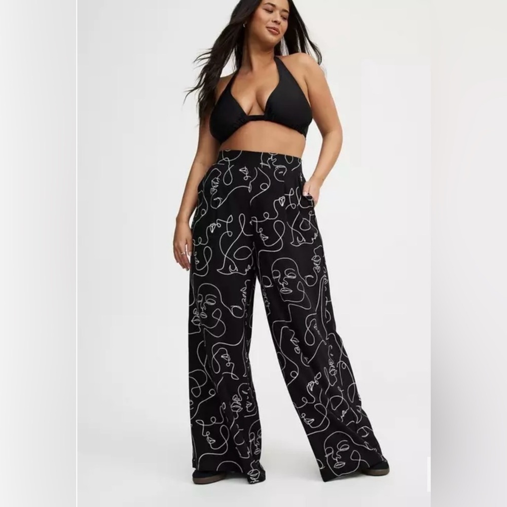 Torrid Black Wide Leg Pants with Leaf Print